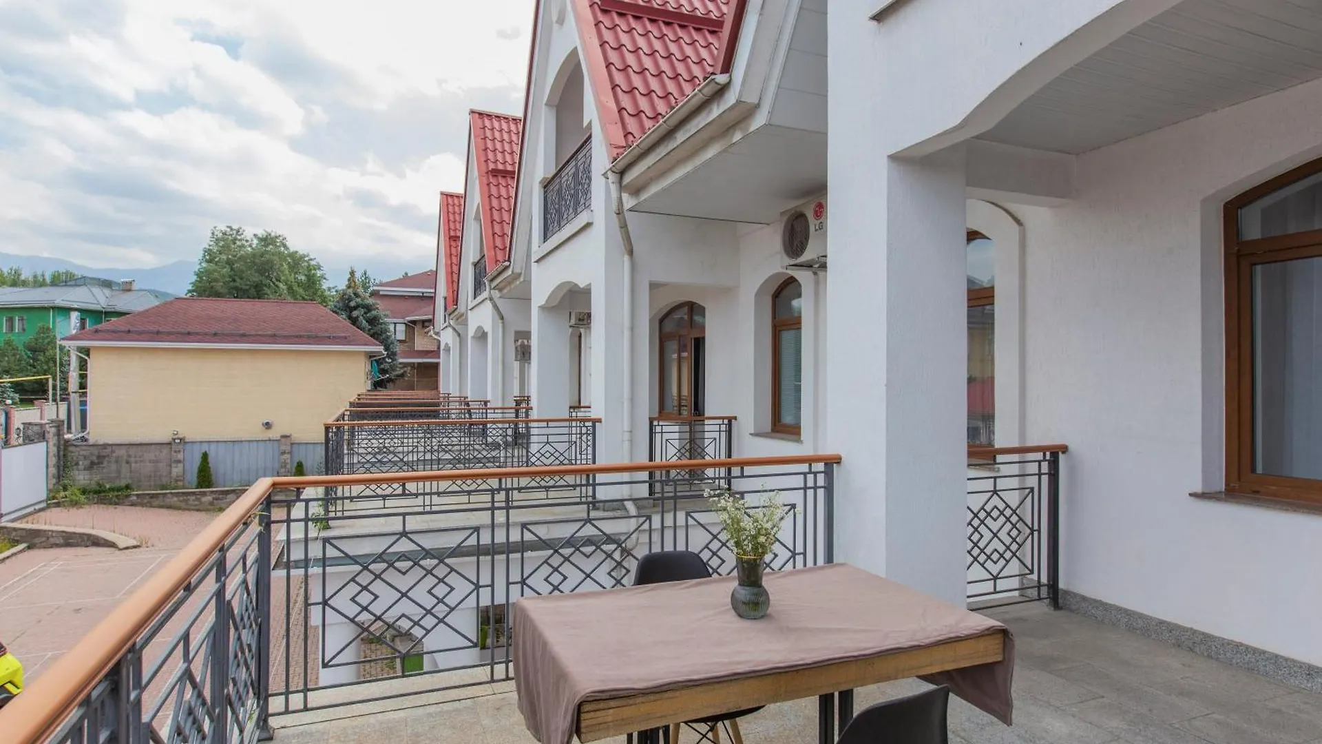 Five Villas Hotel Алматы