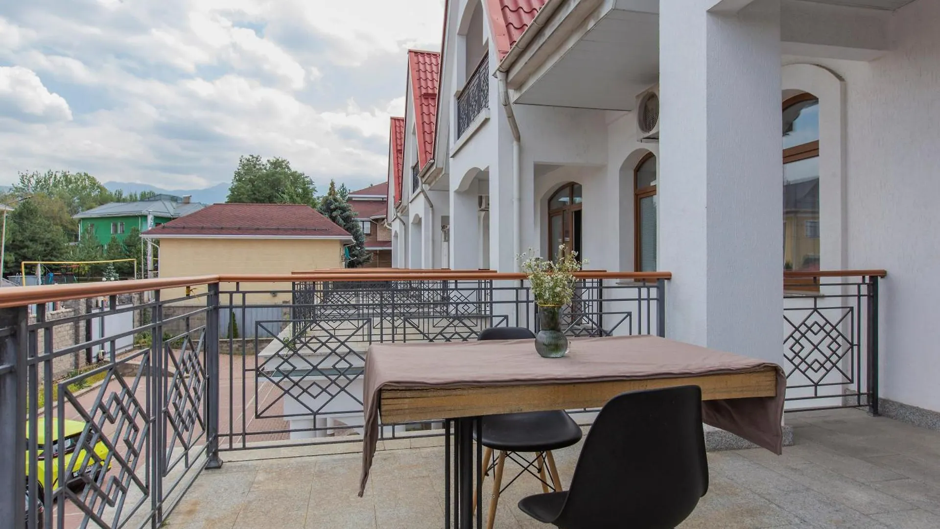 Five Villas Hotel Almaty 4*,